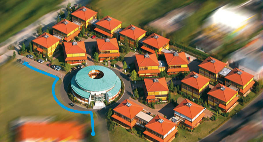 Ansicht der Anfahrt zum Gebäude der Firma Physio intakt.