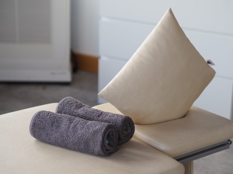 Detailbild - Kissen und Handtuch auf Liege